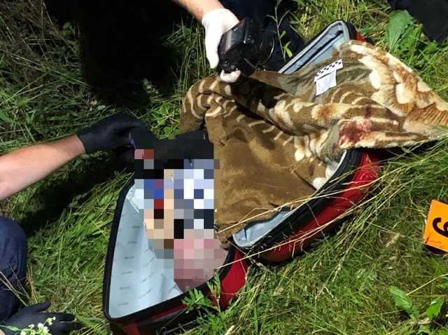 Мать так и не пришла: в Хмельницкой области похоронили малыша из чемодана