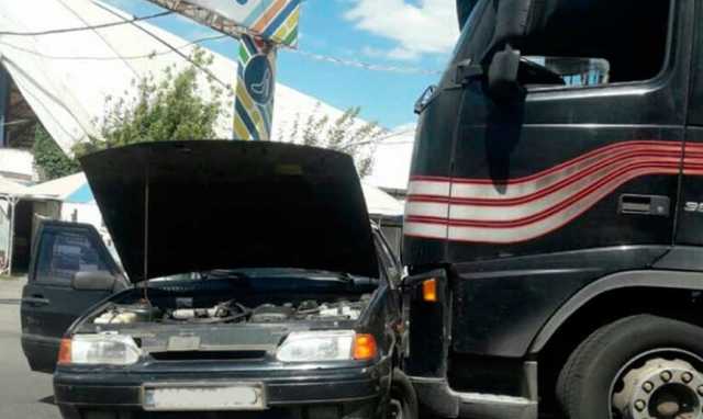 В Харькове фура раздавила легковушку