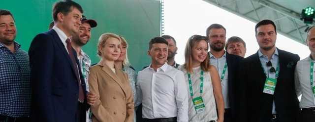 Михаил Подоляк: “Социология обозначила первые чёрные метки президенту”