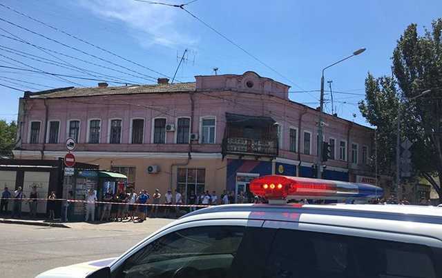 В Одессе неизвестный захватил в заложники работницу финучреждения