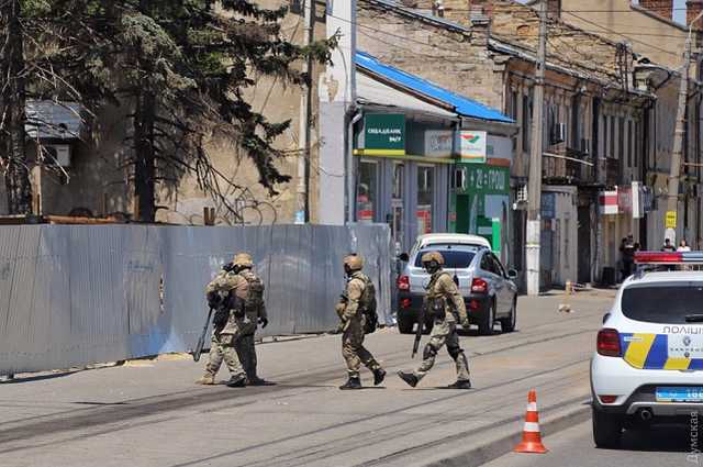 Миллион долларов и вертолет: штурмом взяли здание, где держали заложниц, участвовал мэр Труханов