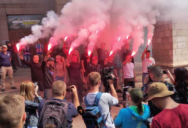 Протестувальнику розбили обличчя на акції під Нацрадою з питань телебачення і радіомовлення