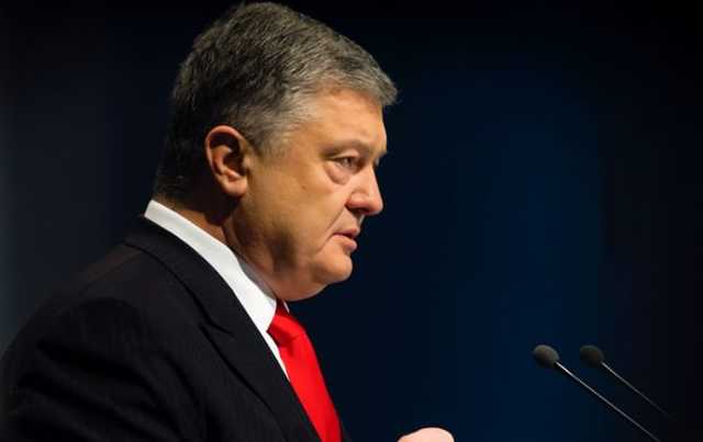 Порошенко отреагировал на решение Зеленского не проводить парад