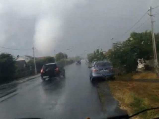 Под Ужгородом пронесся огромный торнадо: повалены деревья и сорваны крыши