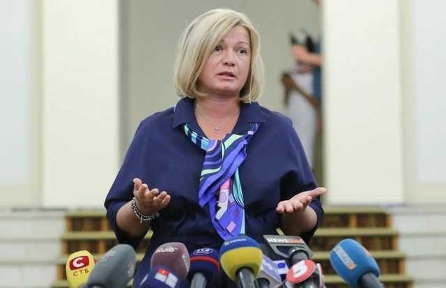 Геращенко о решении не проводить парад: Политический шпагат — не самая удобная поза