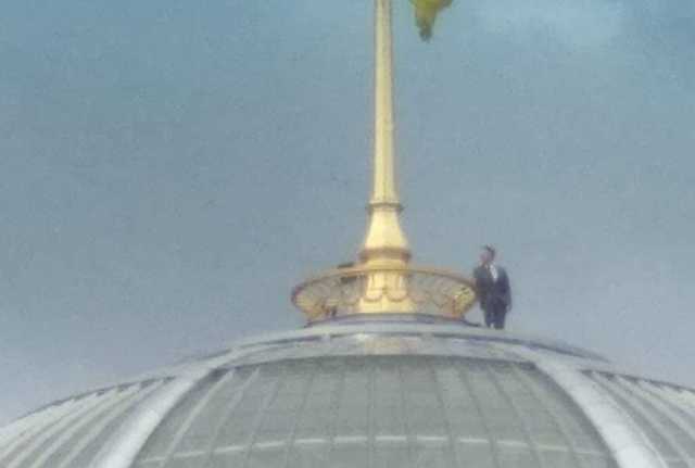 Опубликованы фото человека, похожего на Зеленского, который залез на купол Рады