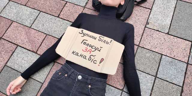 Девушка провела одиночный лежачий пикет под Радой, требуя легализации медицинской марихуаны