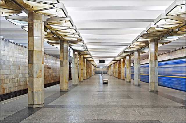 В Киеве закрыли пять станций метро из-за падения человека