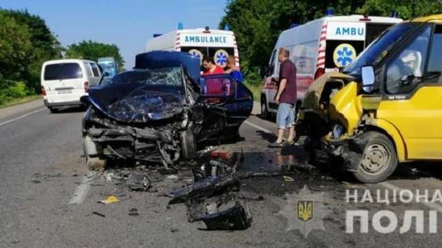 В Одесской области столкнулись микроавтобус и легковушка: четверо пострадавших