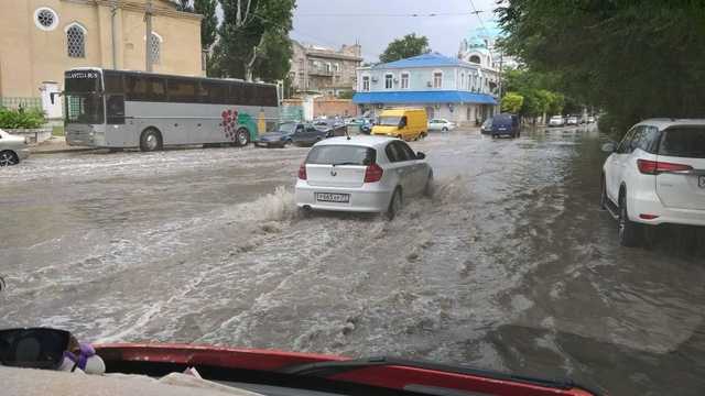 "Море вышло с берегов": Крым накрыли мощные ливни