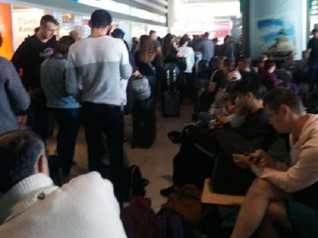 В столичных "Жулянах" массово отменяют и задерживают рейсы