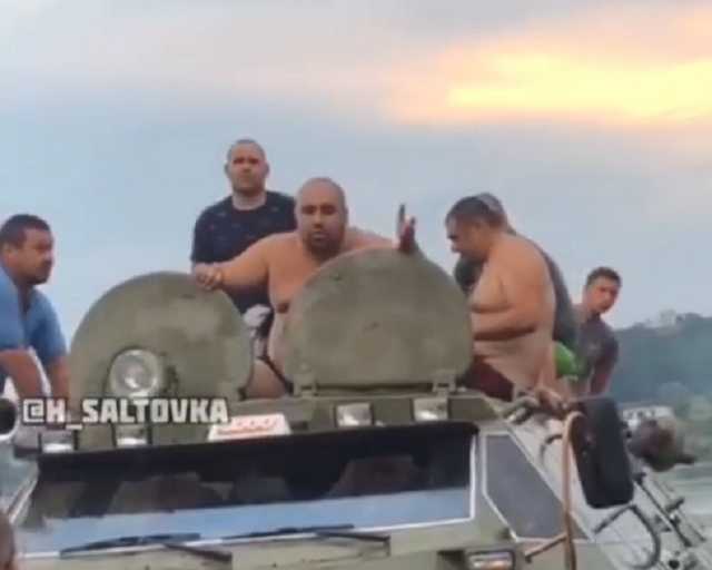 В Харькове мужчины на БТР устроили дебош на пляже