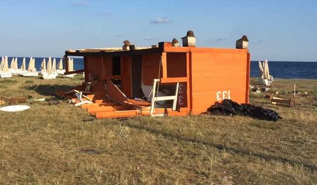 Домики с туристами унесло ветром: в Крыму произошло курьезное ЧП