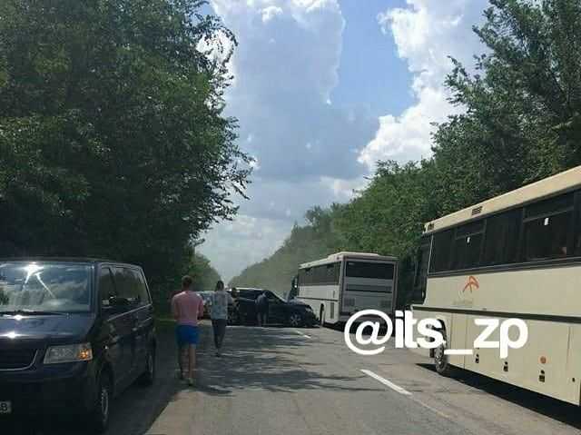 В Запорожской области колонна автобусов с детьми попала в ДТП