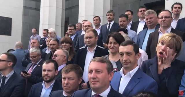 Жена Луценко расплакалась возле Рады