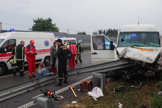 Под Киевом столкнулись маршрутка и Ford: 3 человека погибли, 18 пострадали