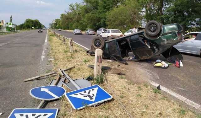Под Николаевом девушка на Skoda снесла бетонные столбы: автомобиль перевернулся
