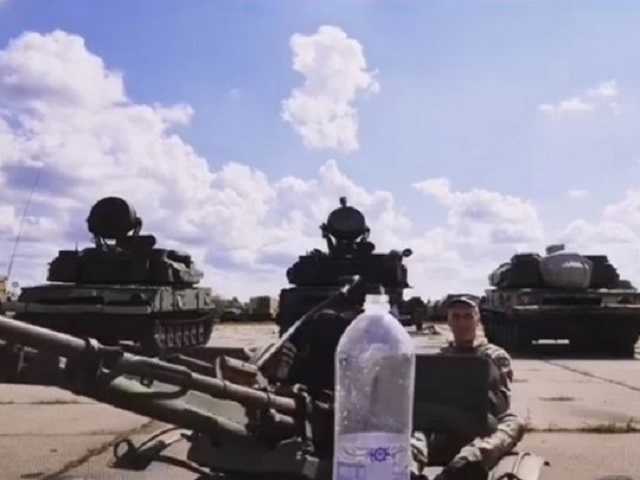 "Свинтил" крышку дулом зенитки: боец ВСУ поучаствовал в популярном флешмобе
