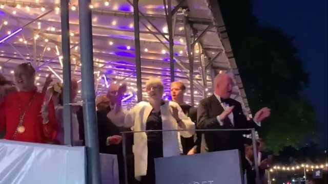 Премьер Британии Тереза Мэй в очередной раз взорвала Сеть странным танцем