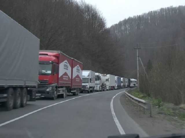 Под Черновцами заблокировали международную трассу, требуя ее немедленного ремонта