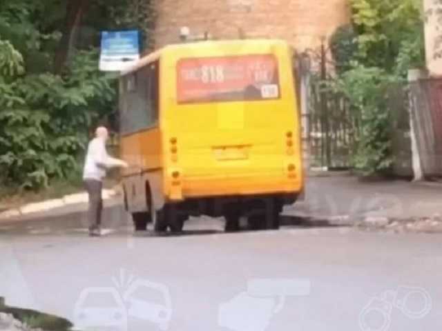 Губит людей не пиво: в Киеве маршрутки моют водой из грязной лужи