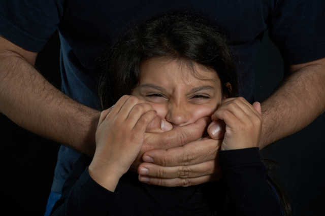 Под Киевом 49-летний мужчина изнасиловал несовершеннолетнюю, угрожая ножом