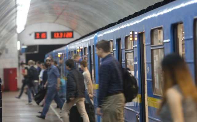 Чоловік впав на рейки: в годину пік синя гілка метрополітену у Києві зупинилася