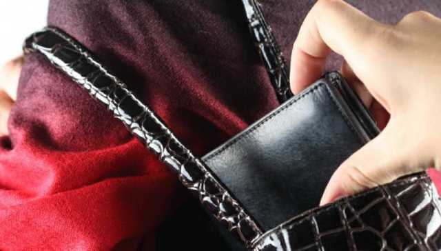 Привлекла детей: в сеть попало видео с наглой воровкой в Киеве