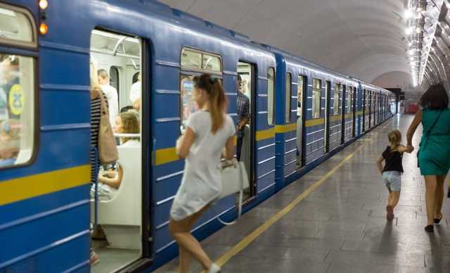 В киевском метро мужчина выжил после падения на рельсы