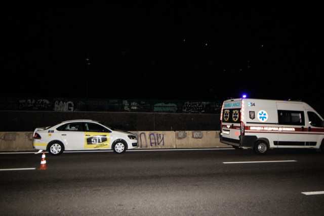 В Киеве такси столкнулось с легковушкой и влетело в отбойник