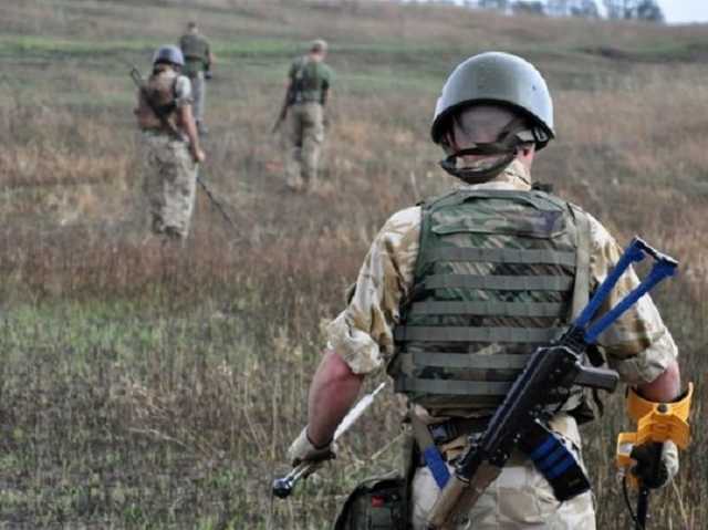 Опасное занятие: в сети показали, как на Донбассе работают саперы