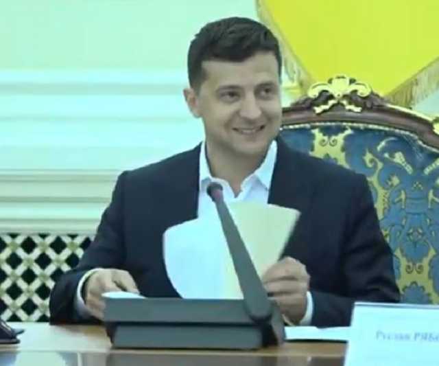 Зеленский опоздал на Банковую и смешно оправдался