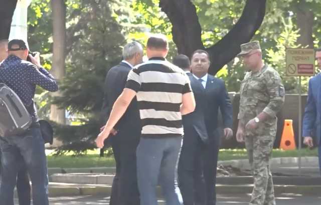 Зеленский резко оттолкнул Полторака: видео