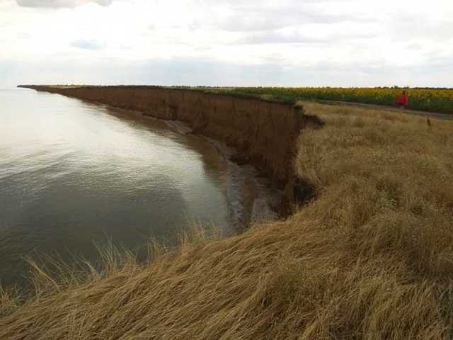 Жизни отдыхающих угрожает опасность: обвалилась дорога к популярной базе на Азове