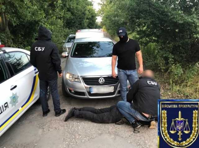 Патрульних поліцейських на Вінничині затримали за систематичне хабарництво