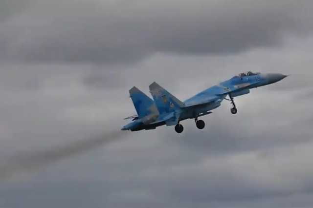 Видео дня: зрелищный пилотаж украинских летчиков под облаками Британии