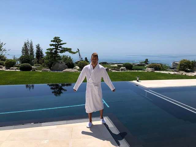 Украинский певец засветился за роскошным отдыхом в оккупированном Крыму