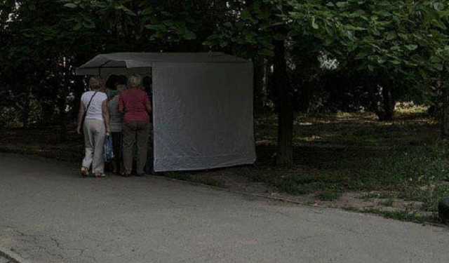 Пирожки по пять копеек: в Днепре у избирательных участков раздают «социальную еду»