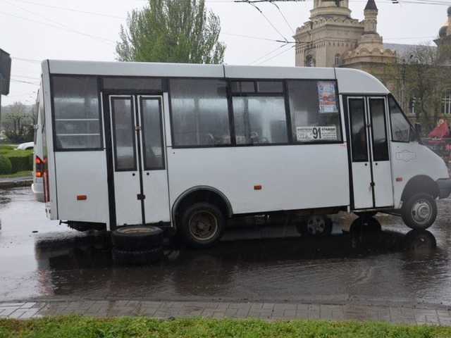 В Николаеве из маршрутки на ходу выпала пассажирка