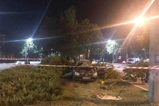 В Полтавской области автомобиль влетел в столб: трое погибших