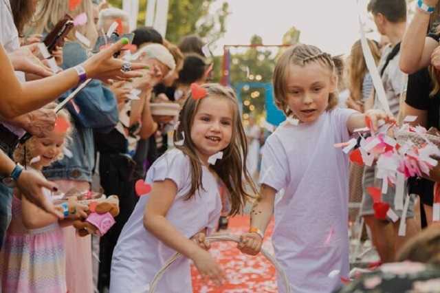 В Украине впервые сыграли однополый брак: фото пары