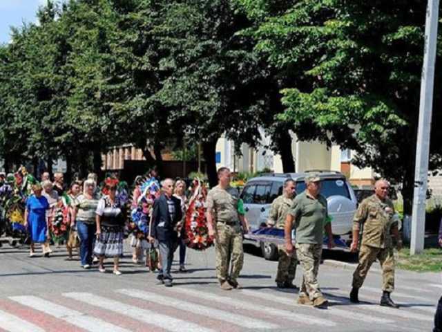 На похоронах убитого на Донбассе военного мэр заговорил о "братоубийственной войне"