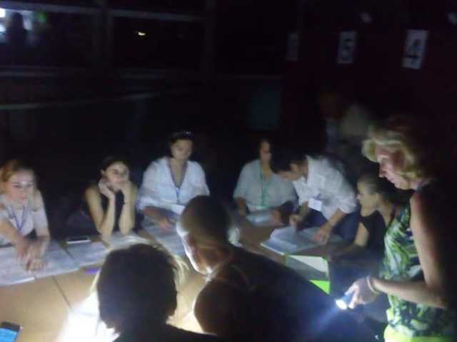 Голоса считали в полутьме: в Одессе в УИК выключили свет