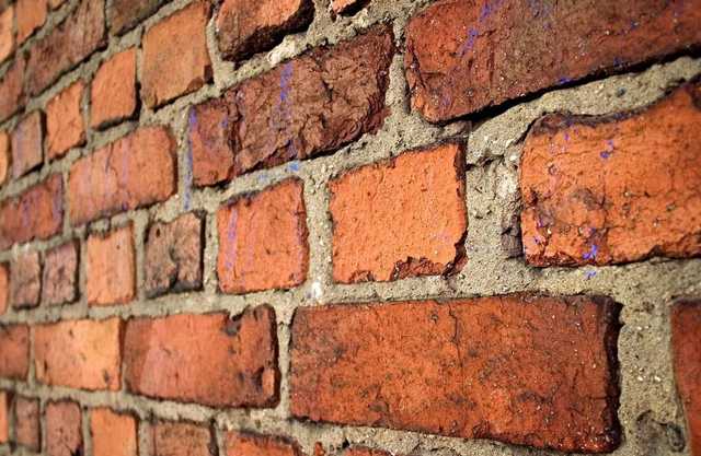 В Киеве на парня обрушилась кирпичная стена