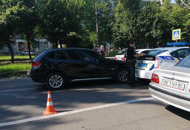 В Николаеве девушка на «БМВ» врезалась в патрульный «Приус» и автомобиль «Киа»