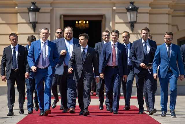 Народ не ошибается, он реально хочет дилетантов — эксперт