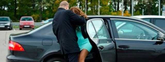 В Киеве девушку силой увезли в лес, избили ее и обрезали волосы