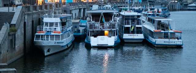 В центре Киева мужчина выпал из катера и утонул