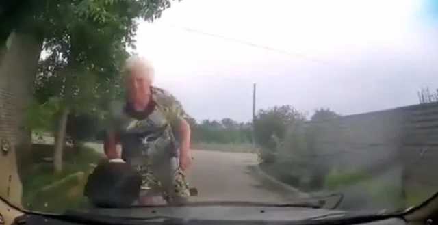 На видео попал момент, как бабушка-велосипедистка влетела в патрульное авто