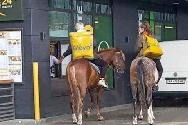 "Думал, что видел все": сеть удивили курьеры на лошади у McDonalds в Киеве